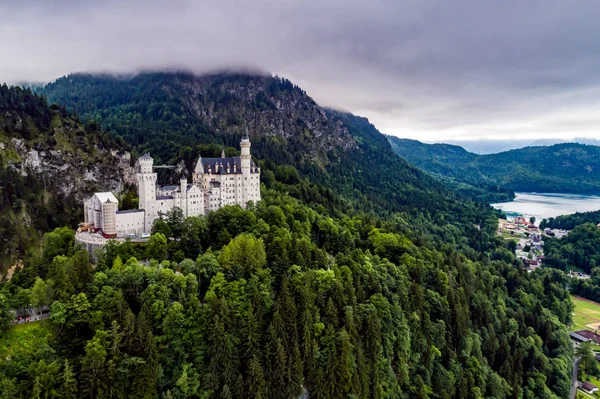 Замок Нойшванштайн в Баварских Альпах — стоковое фото