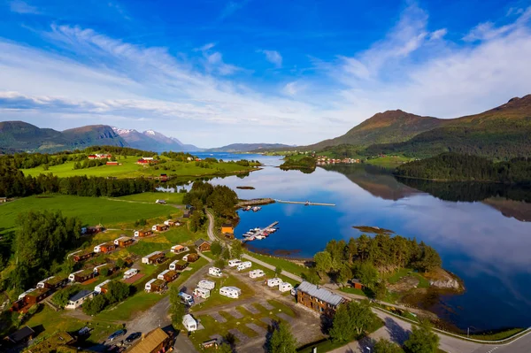 Krásná příroda Norsko letecký pohled na kempu k relaxaci. — Stock fotografie