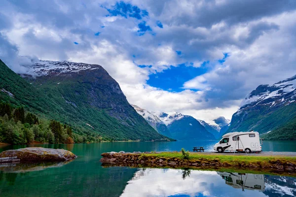 Viaje de vacaciones en familia RV, viaje de vacaciones en autocaravana — Foto de Stock