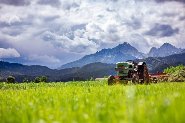 Old tractor in the Alpine meadows — Stock Photo, Image