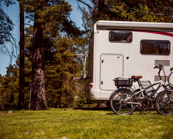 Viaje de vacaciones en familia RV, viaje de vacaciones en autocaravana —  Fotos de Stock