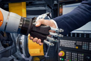 Android robot ile tokalaşırken işadamı el.