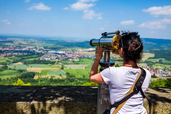 Kvinna turist på observation däck, visning plattform Hohenzol — Stockfoto