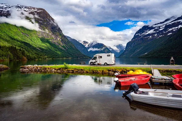 Viaje de vacaciones en familia RV, viaje de vacaciones en autocaravana —  Fotos de Stock