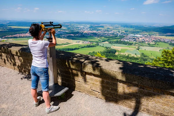 Kvinna turist på observation däck, visning plattform Hohenzol — Stockfoto