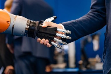 Android robot ile tokalaşırken işadamı el.