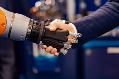 Android robot ile tokalaşırken işadamı el.