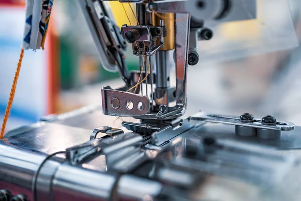 Máquina de coser profesional de cerca. Industria textil moderna . —  Fotos de Stock