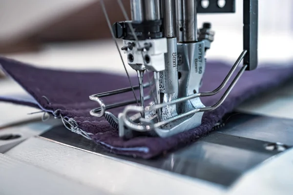 Professionele naaimachine close-up. Moderne textielindustrie. — Stockfoto