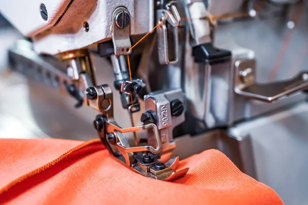 Professionele naaimachine close-up. Moderne textielindustrie. — Stockfoto