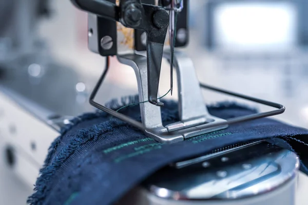 Máquina de coser profesional de cerca. Industria textil moderna . —  Fotos de Stock