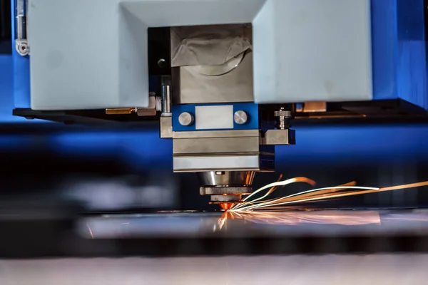 CNC laserskärning av metall, modern industriteknik. — Stockfoto