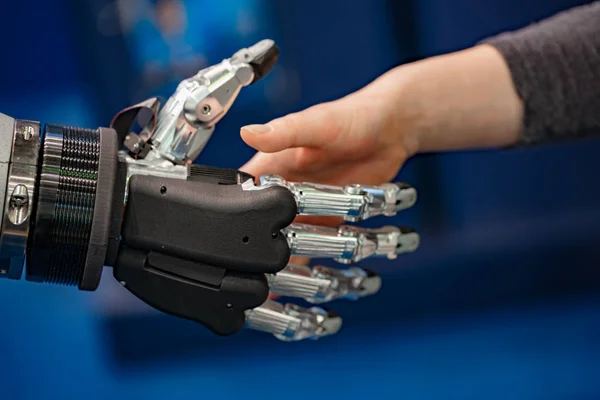 Hand of a businesswoman shaking hands with a Android robot. — Stock Photo, Image