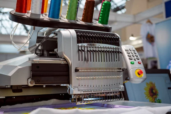 Máquina de coser industrial automática para puntada por pateador digital —  Fotos de Stock