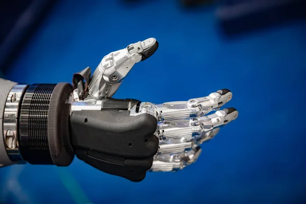 握手を求めて未来のロボット手 — ストック写真