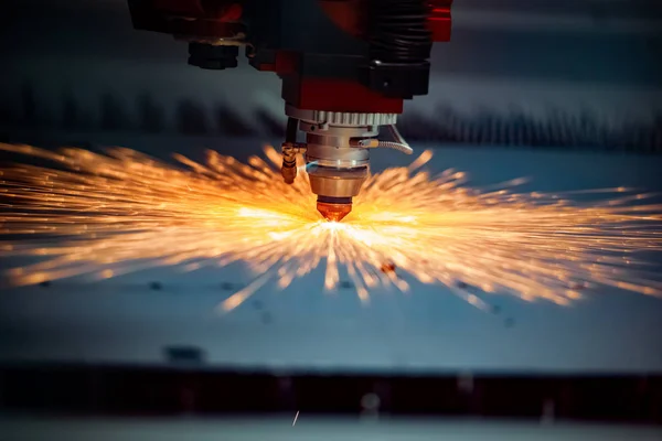 Corte a laser CNC de metal, tecnologia industrial moderna. — Fotografia de Stock