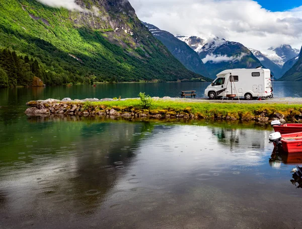 Viaje de vacaciones en familia RV, viaje de vacaciones en autocaravana — Foto de Stock