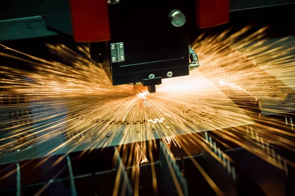 CNC金属激光切割，现代工业技术. — 图库照片