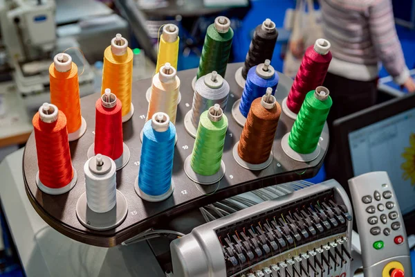 Máquina de coser industrial automática para puntada por pateador digital Imagen De Stock