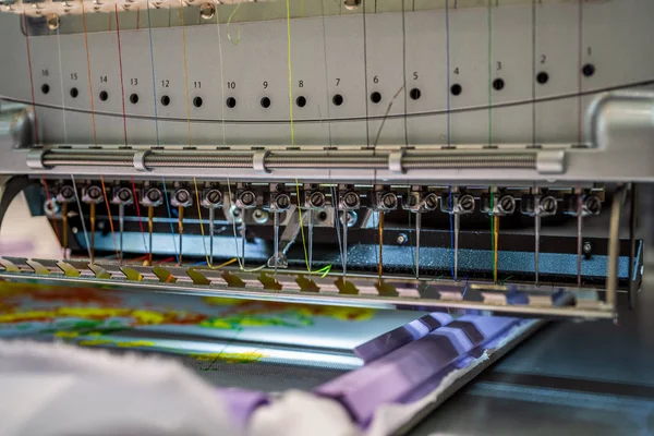 Máquina de costura industrial automática para ponto por patter digital Fotografias De Stock Royalty-Free