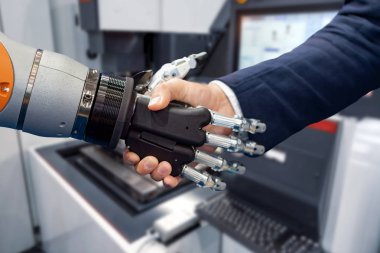 Android robot ile tokalaşırken işadamı el.