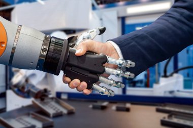 Android robot ile tokalaşırken işadamı el.