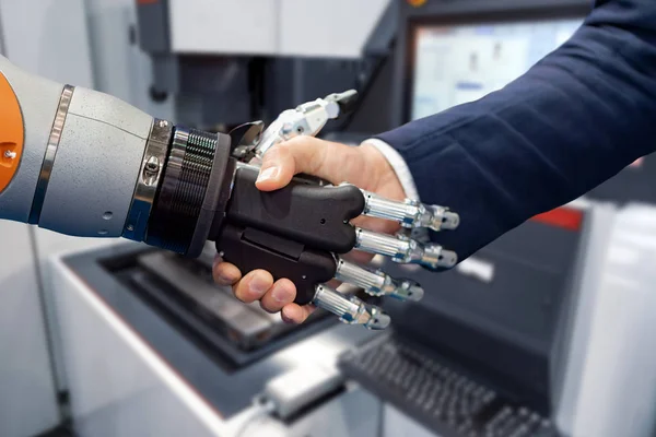 アンドロイド ロボットと握手ビジネスマンの手. — ストック写真