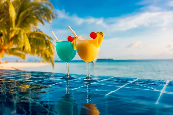 Cocktail near the swimming pool — Stock Photo, Image