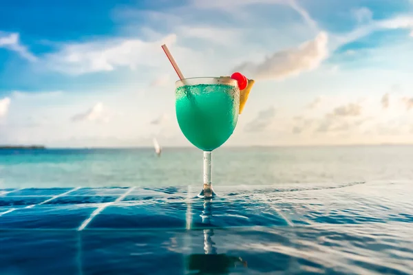 Cocktail near the swimming pool — Stock Photo, Image