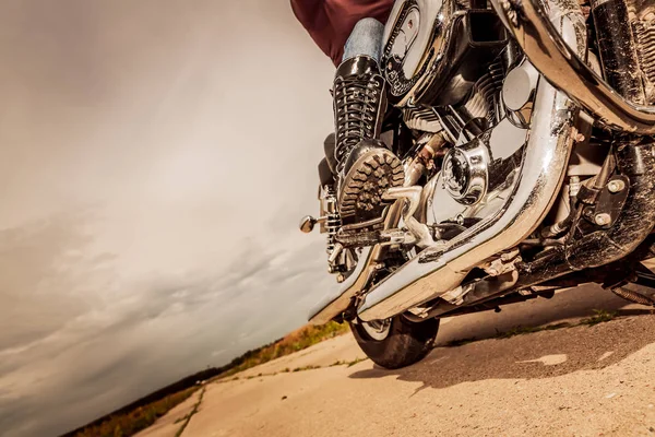 Motorradfahrerin fährt auf Motorrad — Stockfoto