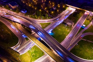 Ni bir otoban kavşak trafik yollarının Gece Havadan görünümü