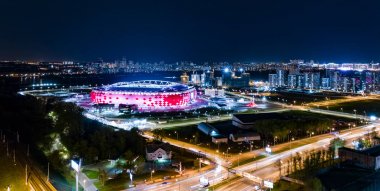 Bir otoyol kavşak ve futbol stadyumu Night Aerial görünümü