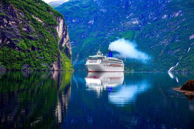 Geiranger fiyordunda seyir gemileri, Norveç