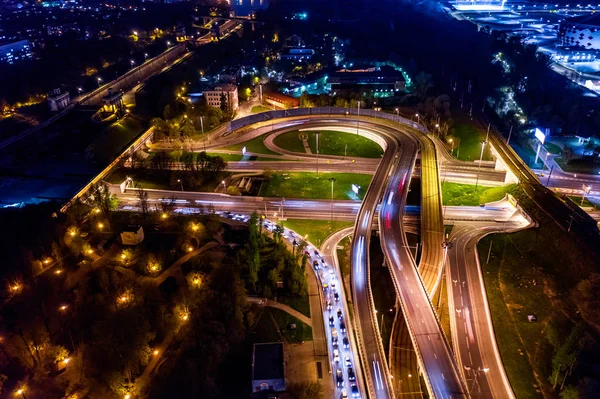 Night Flygbild över en motorväg korsning trafik spår i ni — Stockfoto