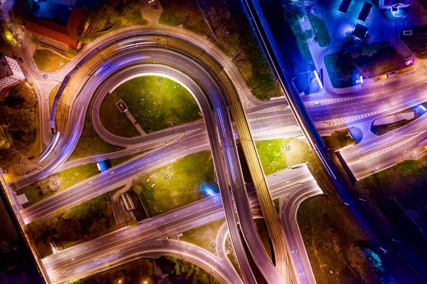 Night Aerial view of a freeway intersection traffic trails in ni — Stock Photo, Image