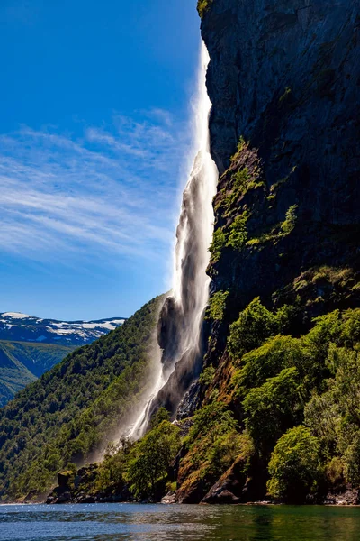 Fiord Geiranger, wodospad Seven Sisters. Piękna natura Norwa — Zdjęcie stockowe