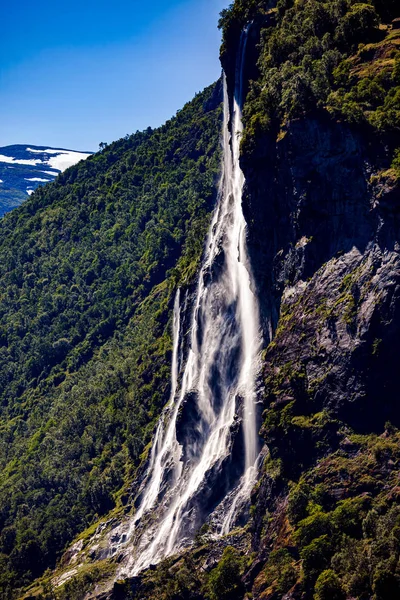 Fiord Geiranger, wodospad Seven Sisters. Piękna natura Norwa — Zdjęcie stockowe