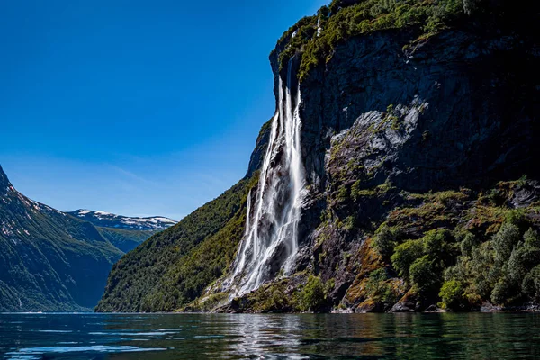 Fiordo Geiranger, cascada Seven Sisters. Hermosa naturaleza Norwa — Foto de Stock