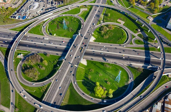 Vista aérea de una intersección de caminos de tráfico de autopista en Moscú. —  Fotos de Stock