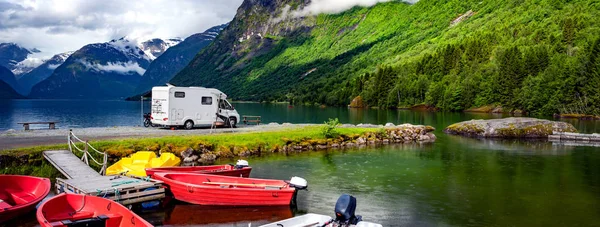 Viaje de vacaciones en familia RV, viaje de vacaciones en autocaravana — Foto de Stock