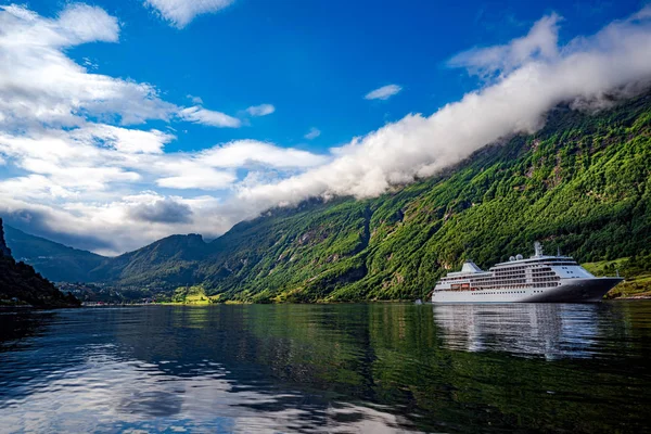Geiranger Fjord, Schöne Natur Norwegen. — Stockfoto