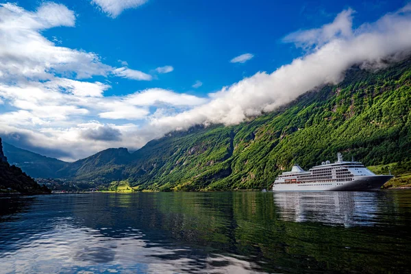 Geiranger fiordo, hermosa naturaleza Noruega . — Foto de Stock