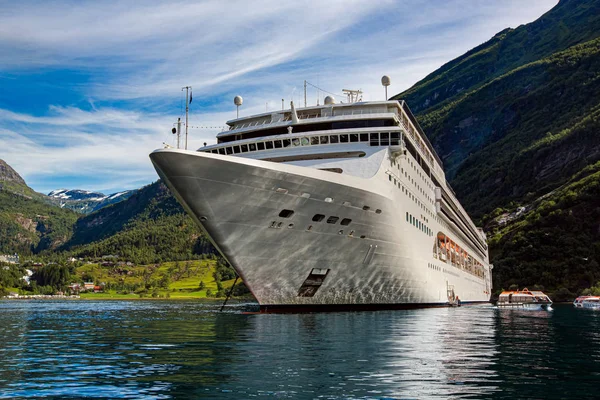 Kreuzfahrtschiffe auf dem Geiranger Fjord, Norwegen — Stockfoto
