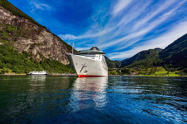 Круизные лайнеры на фьорде Гейрангер, Норвегия — стоковое фото