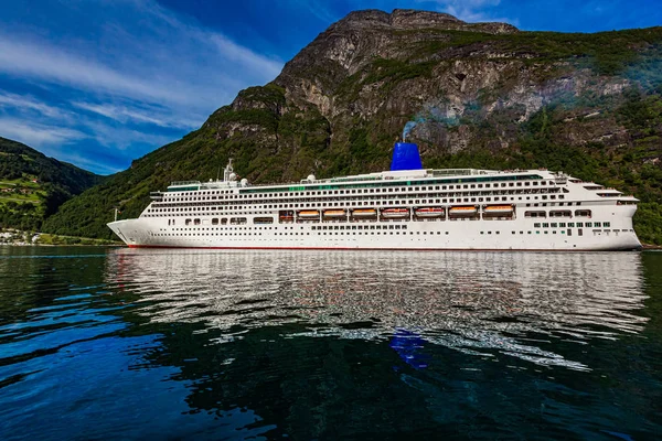 Cruceros en fiordo de Geiranger, Noruega —  Fotos de Stock