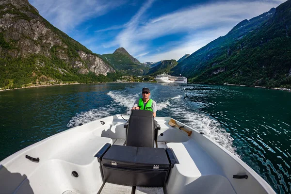 Man kör en motorbåt. Geirangerfjorden, vacker natur Norw — Stockfoto