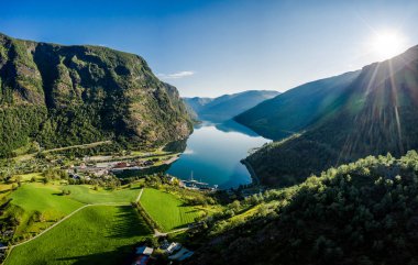 Aurlandsfjord kasabası Şafakta.