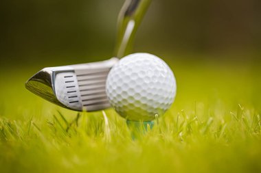 sürücü önünde tee Golf topu