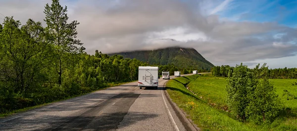 VR Caravan coche viaja por la carretera . —  Fotos de Stock