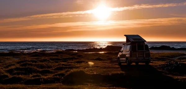 Gün batımı Lofoten plajda sahilde kamp araba minivan. — Stok fotoğraf